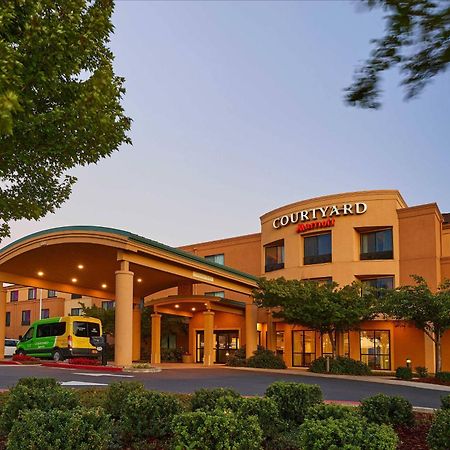 Courtyard Medford Airport Hotell Exteriör bild