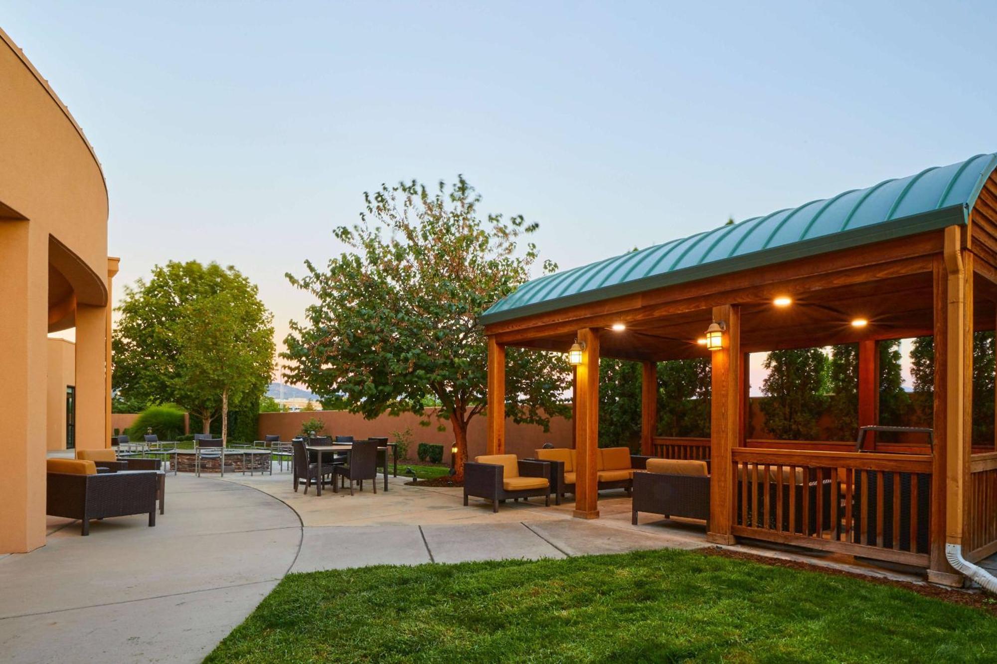 Courtyard Medford Airport Hotell Exteriör bild
